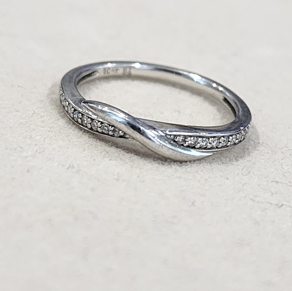 White gold wedding/enhancer band sz 7